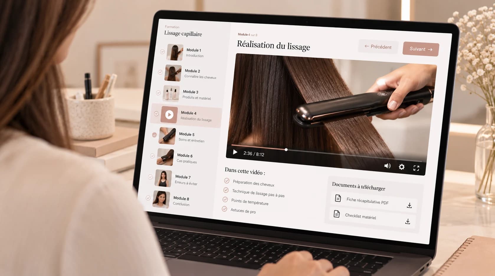 Formation esthétique en ligne suivie sur ordinateur portable